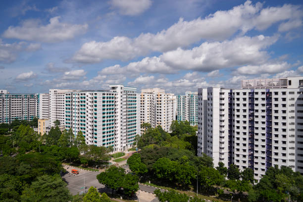 weiße hdb-wohnblöcke in jurong west, singapur - housing project housing development apartment urban scene stock-fotos und bilder