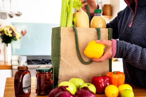 lebensmittel werden in einer modernen küche ausgepackt - stockfoto - burlap fruit apple freshness stock-fotos und bilder