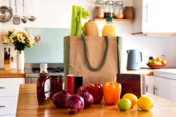 lebensmittel werden in einer modernen küche ausgepackt - stockfoto - burlap fruit apple freshness stock-fotos und bilder