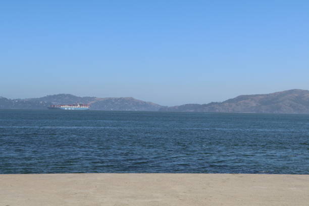 erstaunlicher spaziergang an der golden gate bridge in san francisco, vereinigte staaten von amerika. was für ein wunderbarer ort in der bay area. epischer sonnenuntergang und eine atemberaubende landschaft an einem der berühmtesten orte der welt. - bay bridge san francisco county san francisco bay area landscaped stock-fotos und bilder