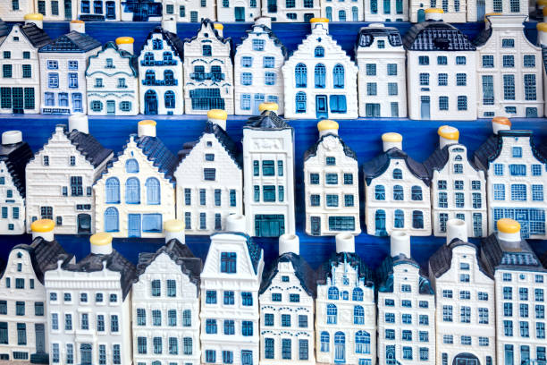 유명한 기념품 - 전통적인 파란색 도자기는 배경을 가지고 ��있습니다. 기념품 가게 배경에 유럽 빈티지 네덜란드 주택. - delftware 뉴스 사진 이미지
