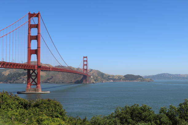 erstaunlicher spaziergang an der golden gate bridge in san francisco, vereinigte staaten von amerika. was für ein wunderbarer ort in der bay area. epischer sonnenuntergang und eine atemberaubende landschaft an einem der berühmtesten orte der welt. - golden gate bridge bridge weather california stock-fotos und bilder