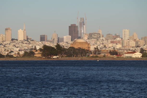 erstaunlicher spaziergang an der golden gate bridge in san francisco, vereinigte staaten von amerika. was für ein wunderbarer ort in der bay area. epischer sonnenuntergang und eine atemberaubende landschaft an einem der berühmtesten orte der welt. - bay bridge san francisco county san francisco bay area landscaped stock-fotos und bilder