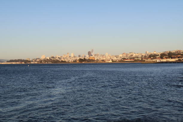 erstaunlicher spaziergang an der golden gate bridge in san francisco, vereinigte staaten von amerika. was für ein wunderbarer ort in der bay area. epischer sonnenuntergang und eine atemberaubende landschaft an einem der berühmtesten orte der welt. - bay bridge san francisco county san francisco bay area landscaped stock-fotos und bilder