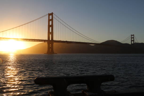 erstaunlicher spaziergang an der golden gate bridge in san francisco, vereinigte staaten von amerika. was für ein wunderbarer ort in der bay area. epischer sonnenuntergang und eine atemberaubende landschaft an einem der berühmtesten orte der welt. - golden gate bridge bridge weather california stock-fotos und bilder