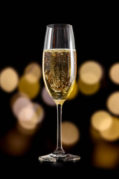 黒い背景�にシャンパンまたはワインのグラス - champagne flute champagne glass alcohol ストックフォトと画像