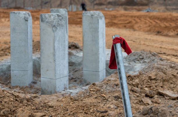 foto de uma fita vermelha no canteiro de obras - basement concrete construction form - fotografias e filmes do acervo