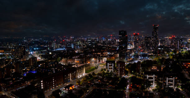aerial shot of manchester, uk at night. - manchester united 個照片及圖片檔