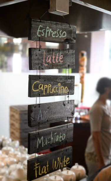 висячее меню в кафе - cafe coffee shop sidewalk cafe menu стоковые фото и изображения