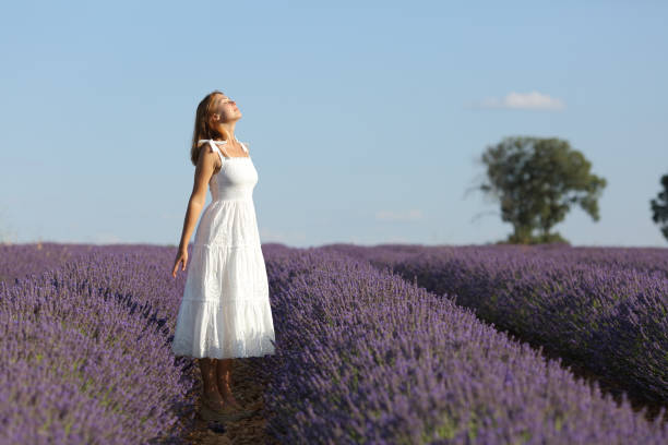 cuerpo completo de la mujer que respira en el campo de lavanda - deep of field fotografías e imágenes de stock