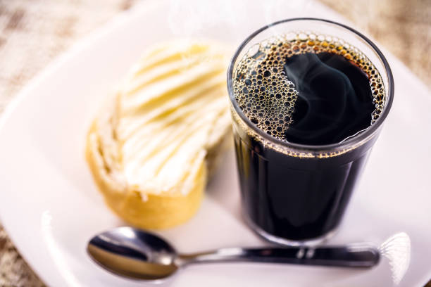 copo de café preto e doce com colher de metal, bebida quente típica do brasil, servida no café da manhã - black coffee fotos - fotografias e filmes do acervo