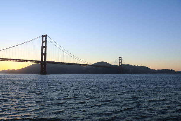 erstaunlicher spaziergang an der golden gate bridge in san francisco, vereinigte staaten von amerika. was für ein wunderbarer ort in der bay area. epischer sonnenuntergang und eine atemberaubende landschaft an einem der berühmtesten orte der welt. - bay bridge san francisco county san francisco bay area landscaped stock-fotos und bilder