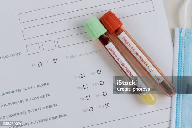 Медицинские Работники В Лаборатории С Образцами Крови На Новую Версию Omicron Covid19 Coronavirus — стоковые фотографии и другие картинки Омикрон-штамм SARS-CoV-2