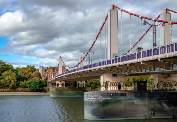 puente de chelsea sobre el támesis, en londres, reino unido - battersea park fotografías e imágenes de stock