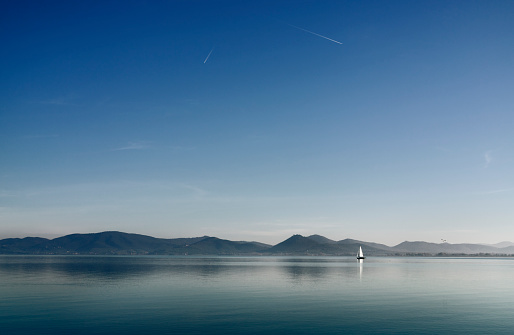 Lago Trasimeno, Italia con velero photo