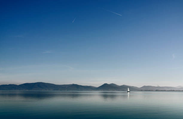 트라시메노 호수, 이탈리아, 항해 보트 - 리플렉션 호수 뉴스 사진 이미지
