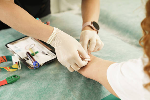 krankenschwester sammelt blutprobe des patienten für test oder spende - blutuntersuchung stock-fotos und bilder