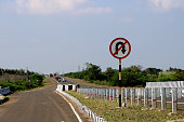 u-turn-verbotenes-schild-auf-dem-national-highway-218.jpg?b=1&s=170x170&k=20&c=kmtDxoTxHIzoRU6pcMTyNJpV3zdIcJL2T_JQasIkACA=