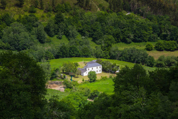 istock White house in the valley 1356254892
