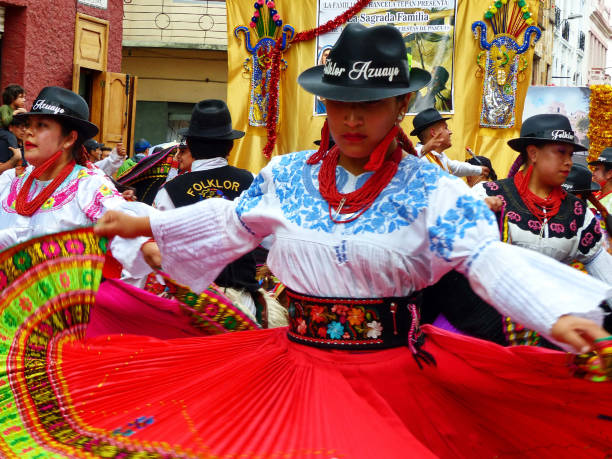 volkstänzer bei der weihnachtsparade, ecuador - ecuadorian culture stock-fotos und bilder