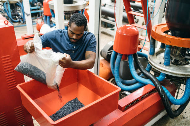arbeiter arbeiten in kunststoff-recycling-fabrik - granulare materie stock-fotos und bilder