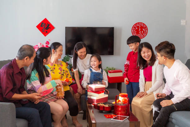 mehrgenerationen-familie gatheirng während chinense neujahr, sitzen auf dem sofa im wohnzimmer. - 9 year old stock-fotos und bilder