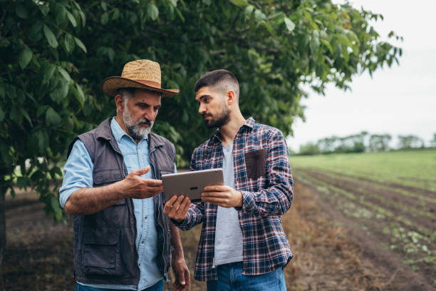 agricultores en el campo - farmer rural scene laptop computer fotografías e imágenes de stock