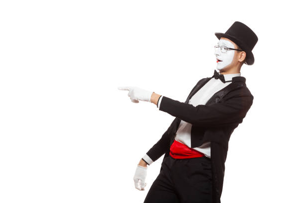 porträt eines männlichen pantomimenkünstlers, der auf weißem hintergrund isoliert auftritt. symbol für spott, spott, witz, lachen - clown mime sadness depression stock-fotos und bilder