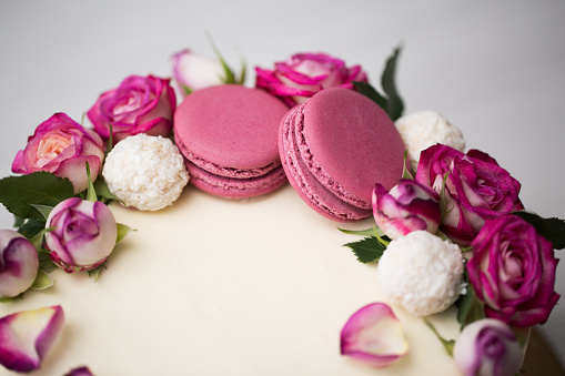 Cake with roses and macaroons