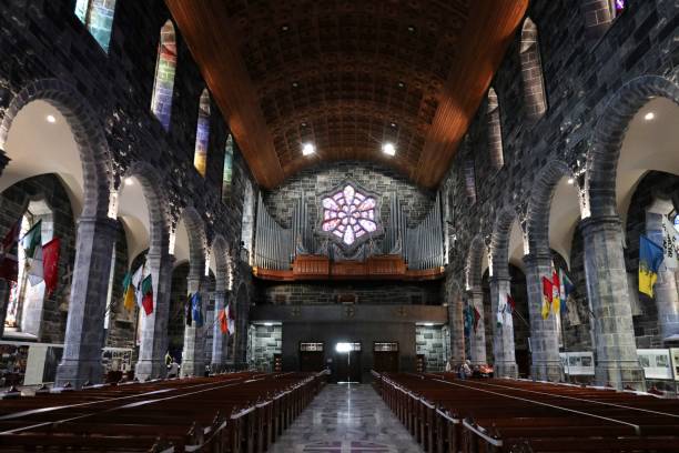 galway - contrafaza de la catedral desde el altar - dome skylight stained glass glass fotografías e imágenes de stock