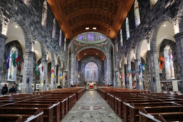 galway - interior de la catedral - dome skylight stained glass glass fotografías e imágenes de stock