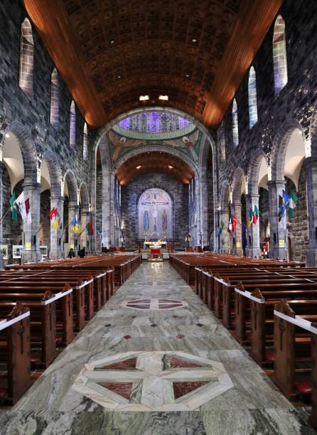 galway - nave central de la catedral - dome skylight stained glass glass fotografías e imágenes de stock