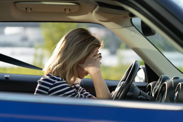 難しい決断に混乱し、燃え尽き症候群、人生の危機に苦しんでいる女の子�の運転手 - grief women selective focus outdoors ストックフォトと画像