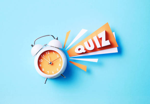 quiz word sitting next to a white alarm clock on blue background - exam imagens e fotografias de stock