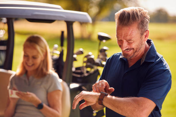 남자 검사 시계 로 성숙한 커플 앉아 에 버기 과 놀이 라운드 의 골프 함께 - mature adult men golf smiling 뉴스 사진 이미지