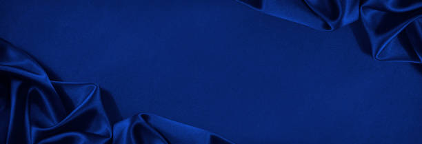 아름다운 진한 파란색 실크 사틴 배경. 반짝이는 원단에 부드러운 주름. 텍스트, 디자인복사 공간이 있는 고급 배경. - satin blue dark textile 뉴스 사진 이미지