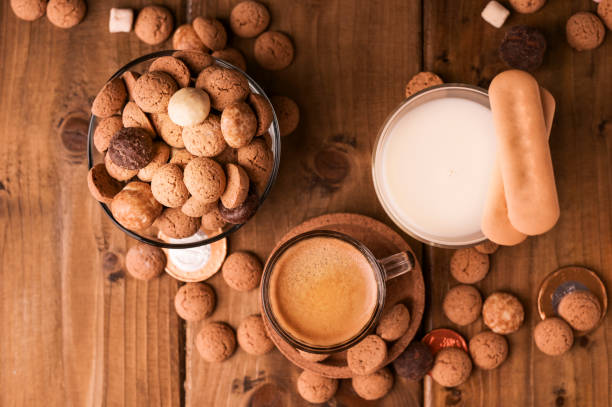 vacances hollandaises sinterklaas. kruidnoten biscuits bonbons, chocolat et un cadeau pour l’enfant. les enfants fêtent saint nicolas jour cinq décembre. café expresso et bonbons - pepernoten photos et images de collection