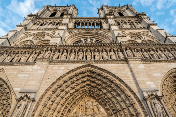 schönes portal der berühmten kathedrale notre dame in paris vor dem brand - quasimodo stock-fotos und bilder