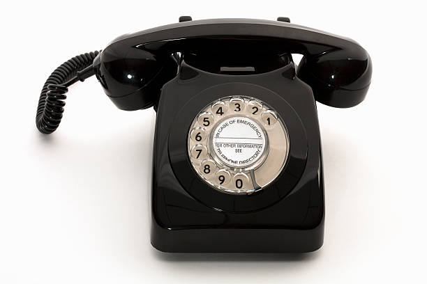 циферблат зона на винтажный черный телефон с диском - obsolete landline phone old 1970s style стоковые фото и изображения