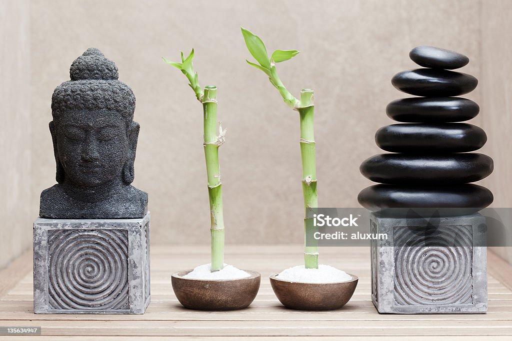 Estátua do Buda sorte bambus e pedras de seixos pretos - Foto de stock de Amontoamento royalty-free