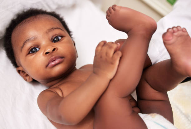 クリニックで医師との検診で小さな赤ちゃんのショット - newborn baby african ethnicity little girls ストックフォトと画像