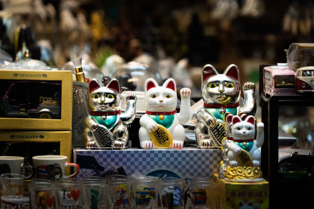 タイでの販売のためのラッキー猫のお土産 - 4593 ストックフォトと画像