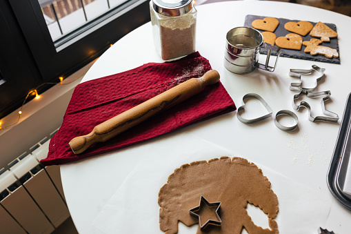 Making Christmas gingerbread cookies setting