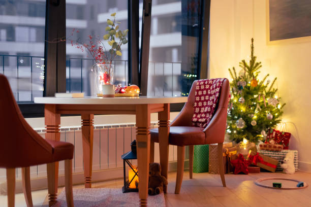 istock Christmas decorated living room 1356364774