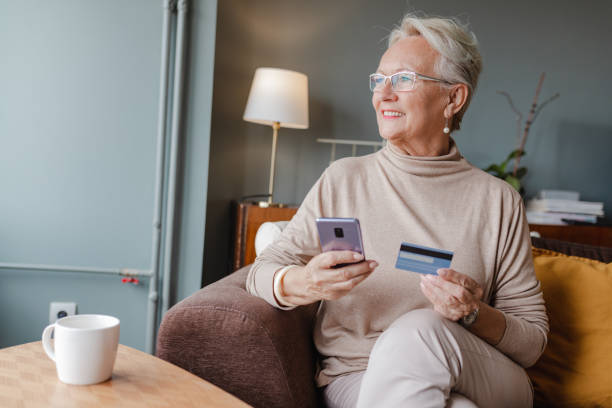 istock Easy e-commerce via mobile phone for senior woman 1356372008
