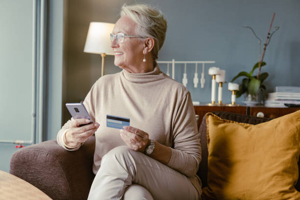 istock Easy e-commerce via mobile phone for senior woman 1356372612