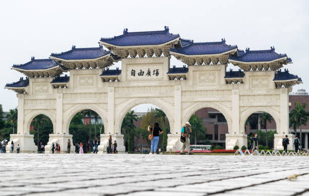 famosa porta tradizionale taiwanese nella piazza della libertà di taipei - national chiang kai shek memorial hall foto e immagini stock