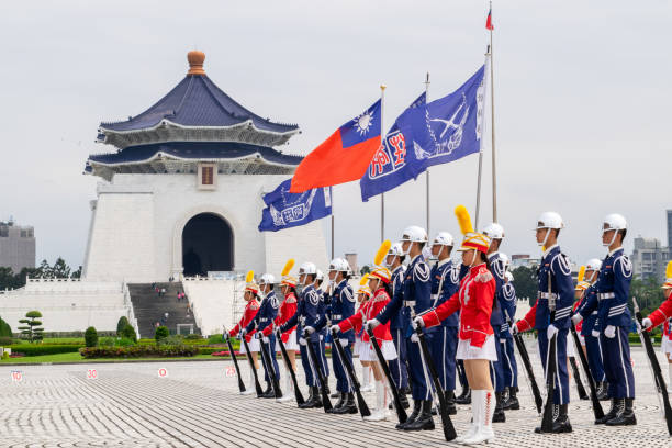 自由広場で演奏する台湾のマーチンググループ - national chiang kai shek memorial hall ストックフォトと画像