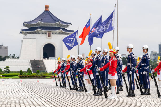 自由広場で演奏する台湾のマーチンググループ - national chiang kai shek memorial hall ストックフォトと画像