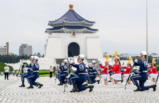 自由広場で演奏する台湾のマーチンググループ - national chiang kai shek memorial hall ストックフォトと画像